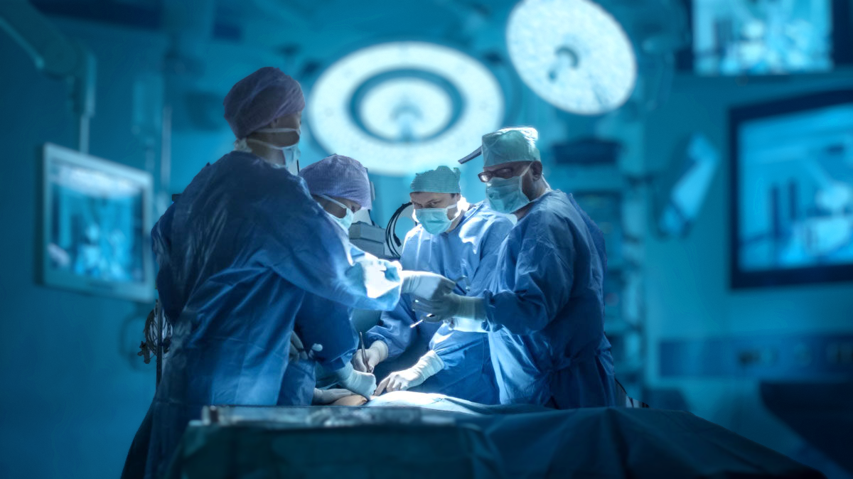 Equipo médico durante una intervención quirúrgica