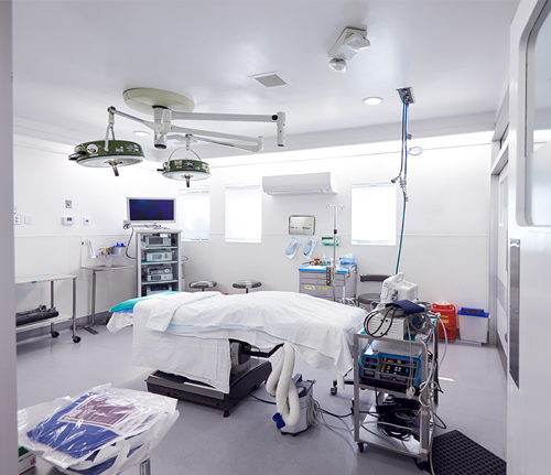 Instalaciones del quirófano: mesa quirúrgica, lámparas y equipos médicos